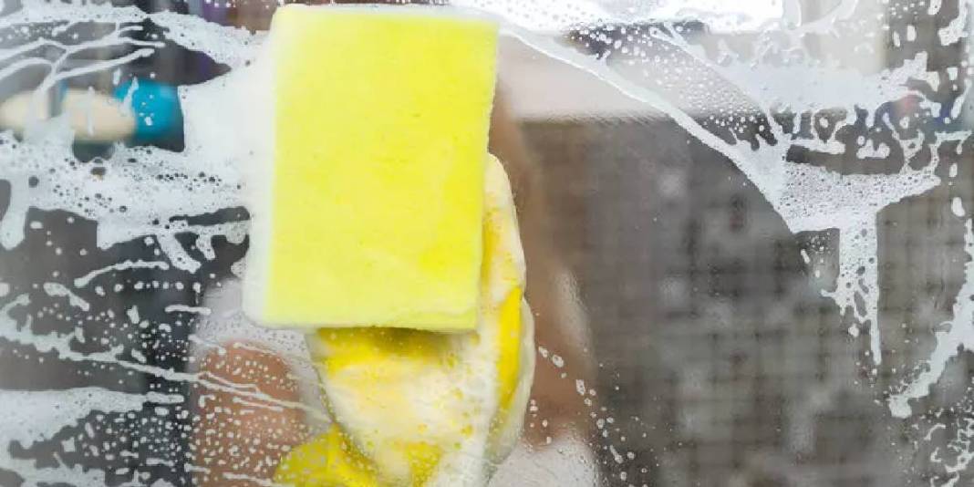 Sadece bir uygulama yetiyor! Duşakabin camında asla leke bırakmıyor: Bu yöntem çok konuşuluyor! 1